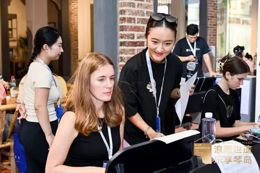 一群人坐在桌子前

AI 生成的内容可能不正确。